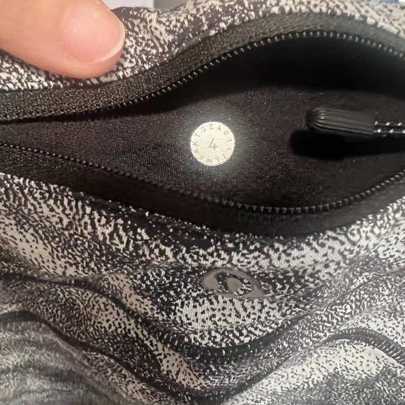 Lululemon Speed Tight V Power Luxtreme Hazy Days Black White / Black Sized 4โ - Picture 6 of 6